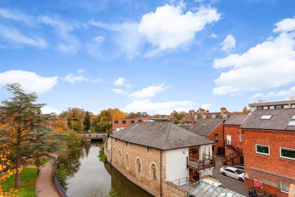 In The Heart Of The Centre, Live Like A Local